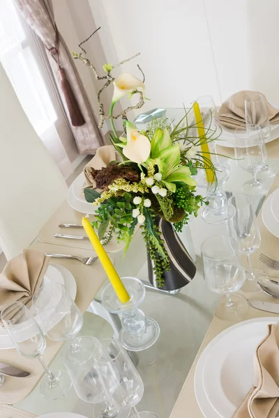 食事のための白い装飾テーブルをクリアします。 — ストック写真