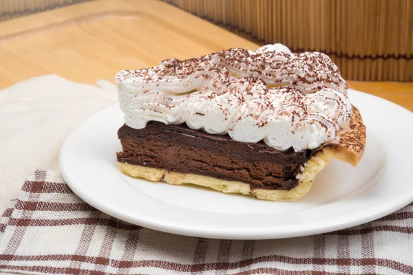 Tarte au chocolat avec crème et cacao en poudre sur le dessus — Photo