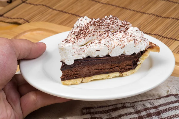 Tarta de chocolate con crema y cacao en polvo en la parte superior —  Fotos de Stock