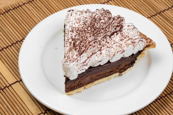 Tart de chocolate com creme e cacau em pó na parte superior — Fotografia de Stock