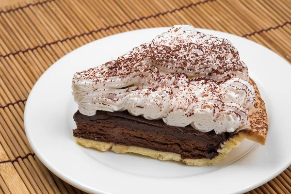 Tart de chocolate com creme e cacau em pó na parte superior — Fotografia de Stock