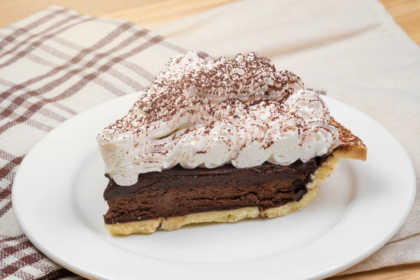 Шоколадный пирог со сливками и какао-порошком сверху — стоковое фото