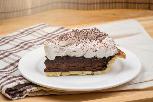 Čokoládový koláč s krémem a kakaový prášek na vrcholu — Stock fotografie