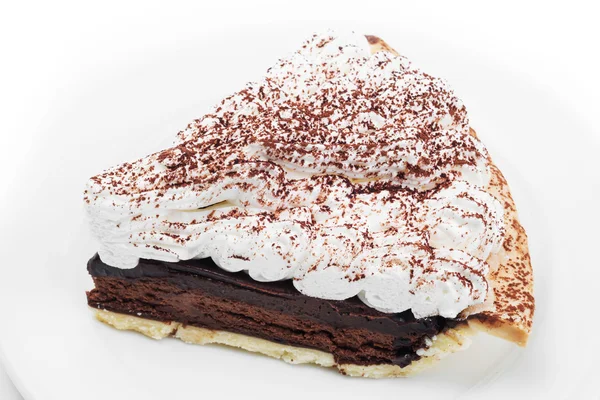 Torta de chocolate no prato em fundo branco — Fotografia de Stock