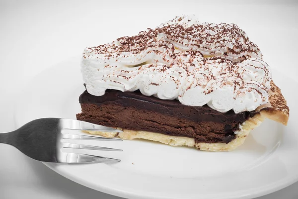 Шоколадний пиріг з виделкою на білому тлі — стокове фото