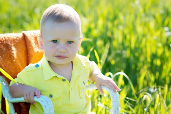 Un an. Un enfant joue sur l'herbe verte — Photo