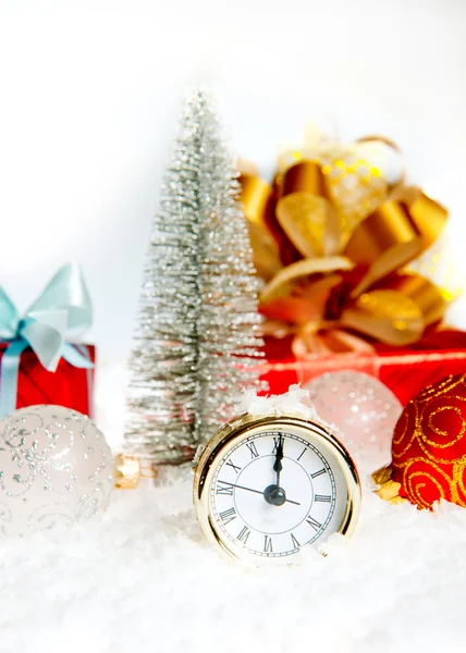 新年の時計。クリスマスの時計とモミの枝が雪で覆われて — ストック写真