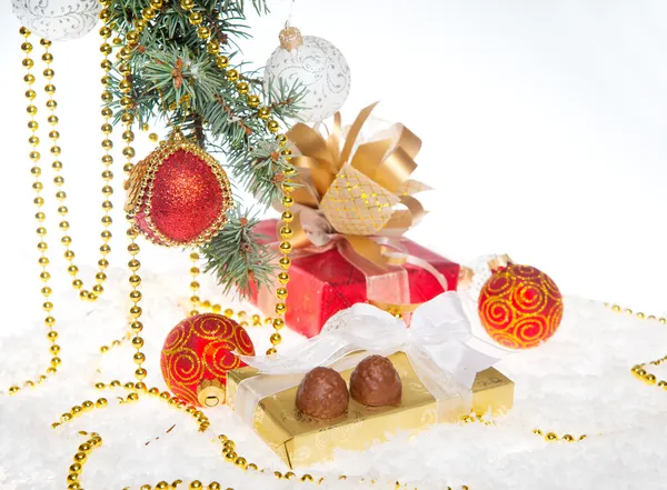 Chocolates y decoraciones navideñas para el árbol de Navidad en una mesa de madera. Colección navideña de dulces — Foto de Stock