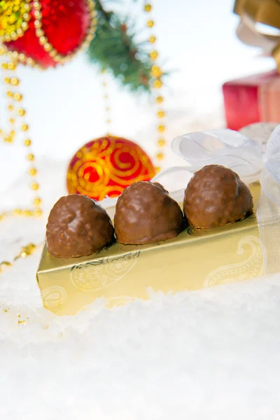 Chocolates e decorações de Natal para a árvore de Natal em uma mesa de madeira. Coleção de Natal de doces — Fotografia de Stock