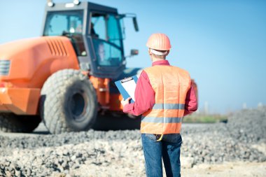 mühendislik inşaat kask içinde. yeni bir yol inşaatı. işçi.