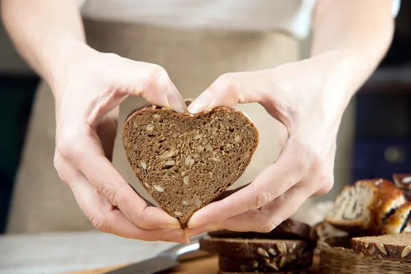 Хлеб. woman 's hands cut bread — стоковое фото