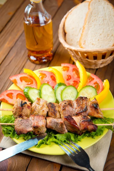 Kebab with vegetables — Stock Photo, Image