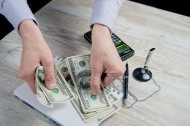 para erkeklerin elinde. çanta