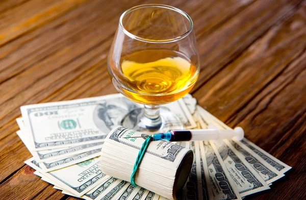 Алкоголь, наркотики и деньги — стоковое фото