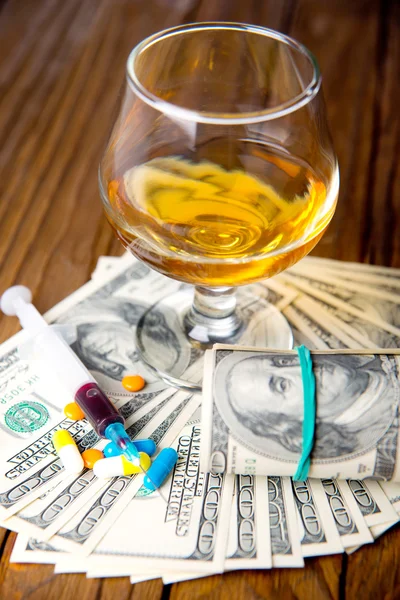 Alkohol, Drogen und Geld — Stockfoto