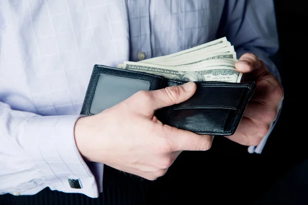 A pénz a kezében, a férfi. erszényes — Stock Fotó