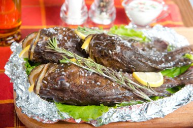 baharat ve sebzeler ile mutfak masasının üzerinde redfish