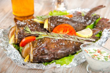 baharat ve sebzeler ile mutfak masasının üzerinde redfish