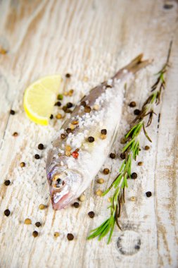 baharat ve sebzeler ile mutfak masasının üzerinde redfish
