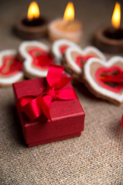 Box for jewelry. Valentine cookies in the shape of heart. — Stock Photo, Image