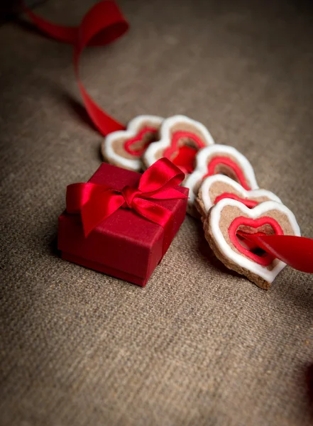 Box for jewelry. Valentine cookies in the shape of heart. — Stock Photo, Image