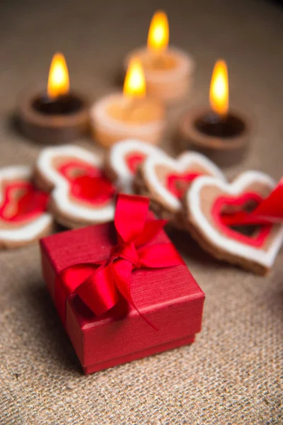 Box for jewelry. Valentine cookies in the shape of heart. — Stock Photo, Image