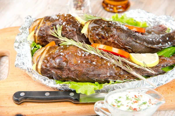 Rotbarsch auf dem Küchentisch mit Gemüse und Gewürzen — Stockfoto