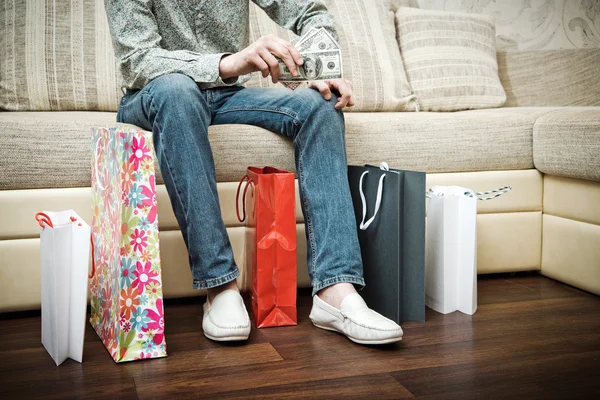 Man in shop met pakketten. — Stockfoto