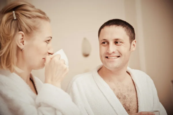 Mujer y hombre tomando té por la mañana — Foto de Stock