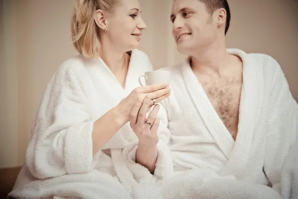 Vrouw en man het drinken van thee in de ochtend — Stockfoto