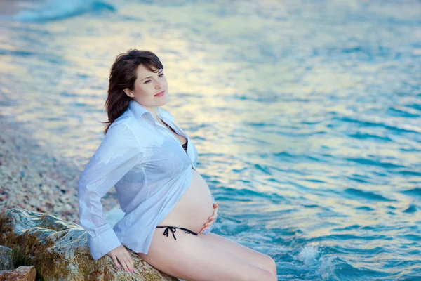 Schwangere auf dem Meer. Wasserbehandlungen für Schwangere — Stockfoto