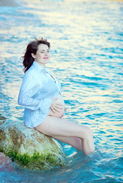 Terhes nő a tengerparton. víz kezelések-a terhes nők számára — Stock Fotó