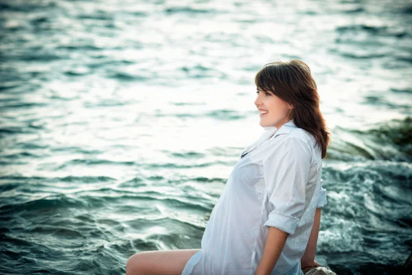 Těhotná žena na moři. ošetření vody pro těhotné ženy — Stock fotografie