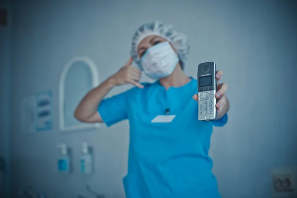 Νοσοκόμα στο τηλέφωνο. — Φωτογραφία Αρχείου