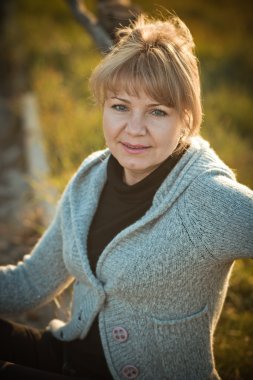 bir hediye ve bir buket ile kız