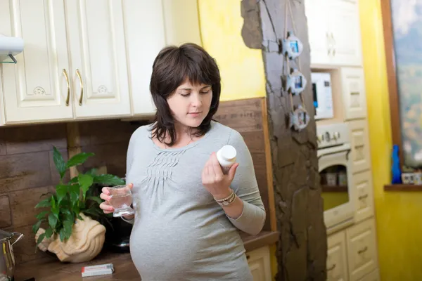 Pregnant woman taking pills. — Stock Photo, Image