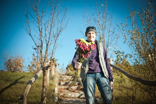 Man met bloemen — Stockfoto