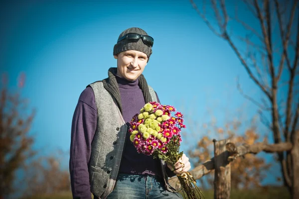 Man met bloemen — Stockfoto