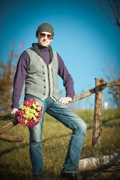 꽃을 든 남자 — 스톡 사진