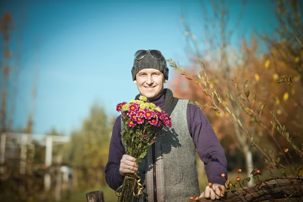 Hombre con flores —  Fotos de Stock