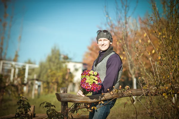 Uomo con fiori — Foto Stock