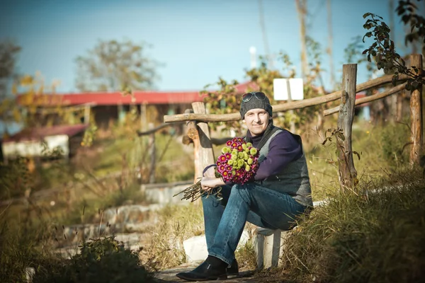 Man met bloemen — Stockfoto