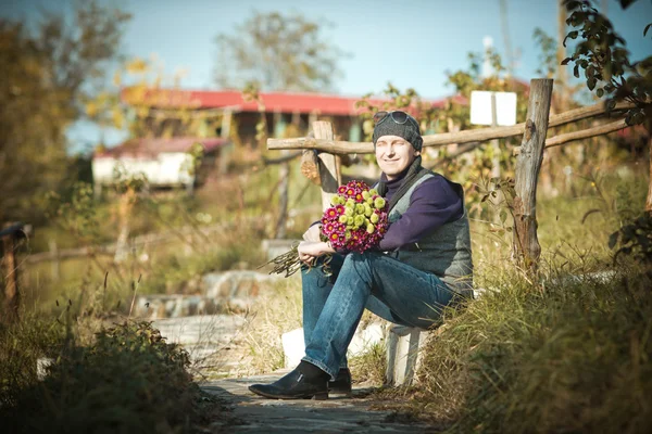 Man met bloemen — Stockfoto