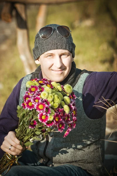 Uomo con fiori — Foto Stock