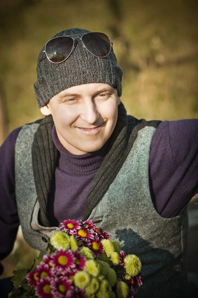 Hombre con flores —  Fotos de Stock