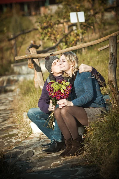 Liefdevol koppel in het park — Stockfoto