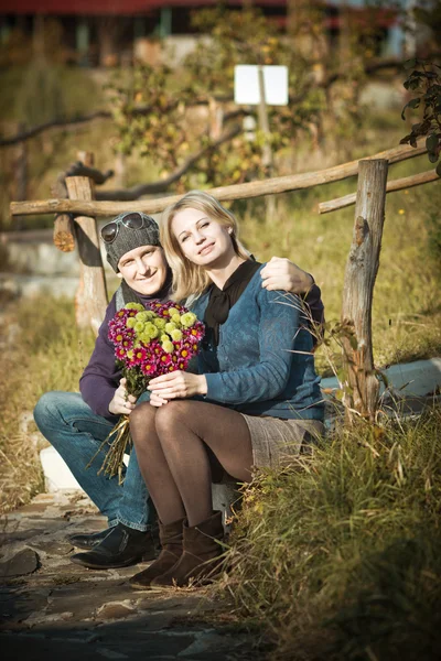 Coppia amorevole nel parco — Foto Stock