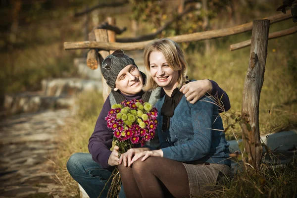 Coppia amorevole nel parco — Foto Stock