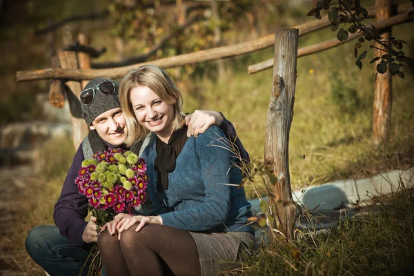 Pareja cariñosa en el parque — Foto de Stock