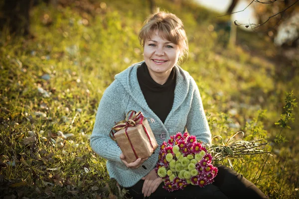 Flicka med en bukett — Stockfoto